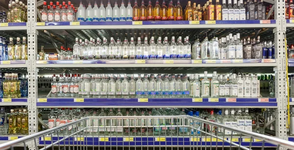 Vitrine des boissons alcoolisées à l'hypermarché METRO — Photo