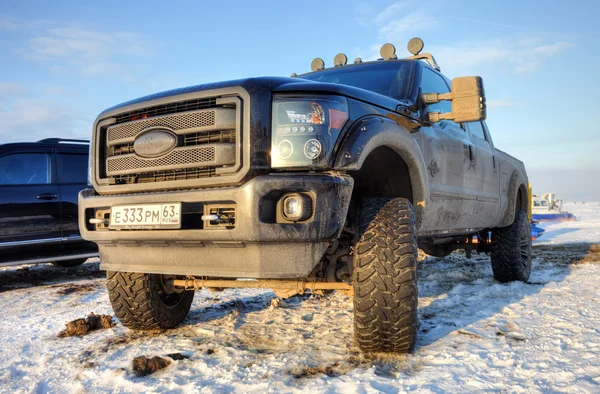 Позашляхових 4 x 4 автомобіля Ford на дорозі в зимовий час Закри — стокове фото