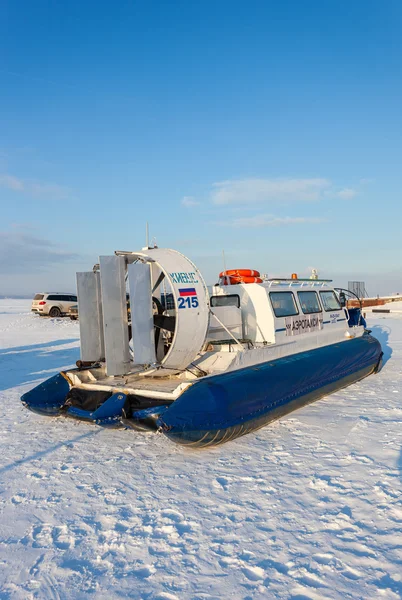 Hovercraft op het ijs van de bevroren rivier — Stockfoto