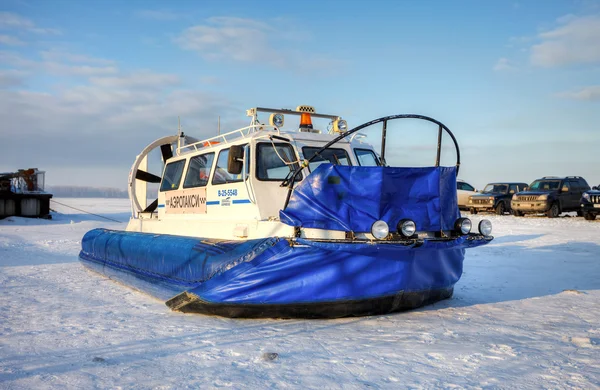 Luftkissenboot auf dem Eis des gefrorenen Flusses — Stockfoto