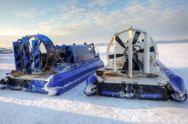 Hovercraft buz donmuş nehrin üzerinde