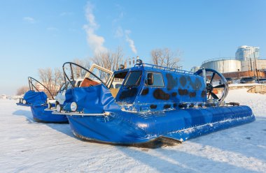 Hovercraft buz donmuş nehrin üzerinde