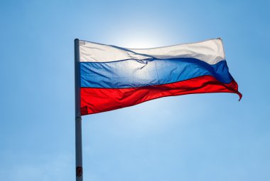 Rus bayrağı üzerinde mavi gökyüzü Rüzgar sallıyor