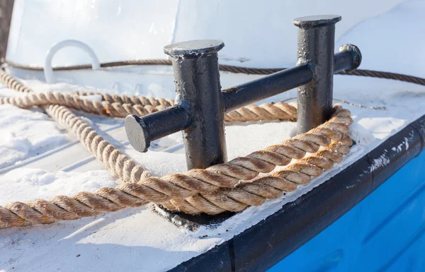 Verankerungspoller auf dem Deck des Schiffes — Stockfoto