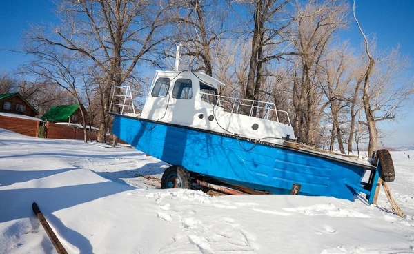 Petit bateau sur la rive de la rivière en hiver — Photo