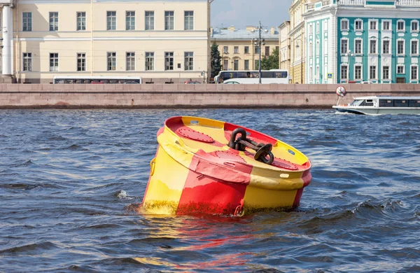 Anker boei op de rivier de Neva in Sint-Petersburg, Rusland — Stockfoto