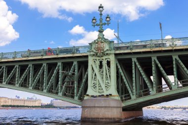 Yaz aylarında Troitsky Köprüsü