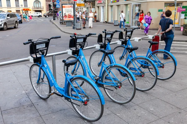 Cykelparkeringar nära tunnelbanestationen i Sankt-Petersburg, Russ — Stockfoto