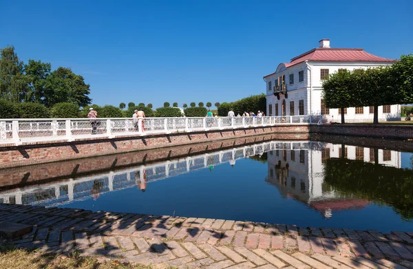 Marly palác v dolní Park Peterhof v letní slunečný den — Stock fotografie