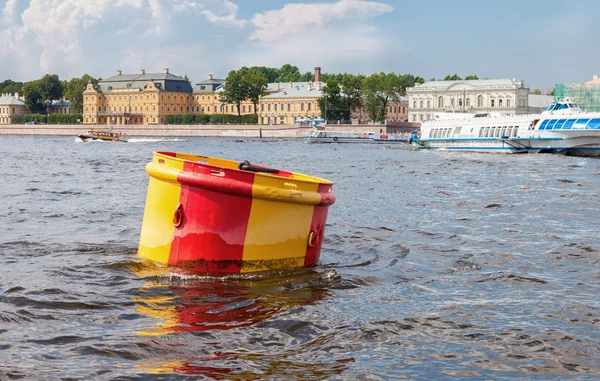 Anker boei op de rivier de Neva in Sint-Petersburg, Rusland — Stockfoto