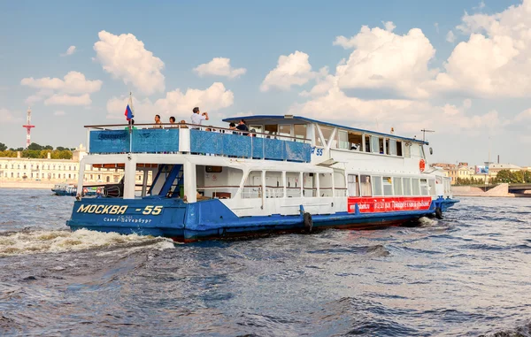 Rivier cruise schip zeilen aan de rivier de Neva in zonnige zomerdag — Stockfoto