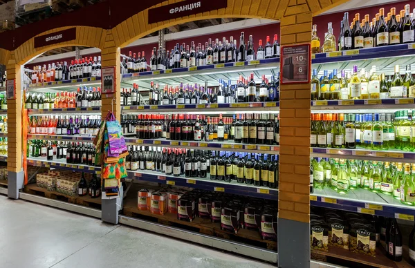 Showcase alcoholic beverages at the hypermarket METRO — Stock Photo, Image