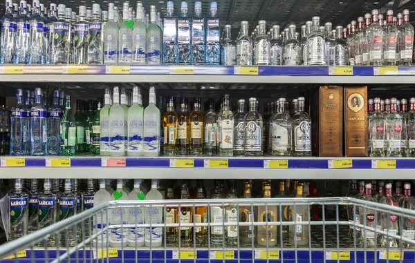 Mostrar bebidas alcohólicas en el hipermercado METRO — Foto de Stock