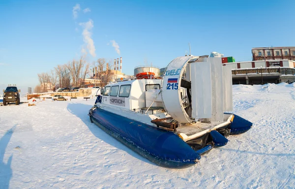 Hovercraft sul ghiaccio del fiume Volga ghiacciato a Samara — Foto Stock