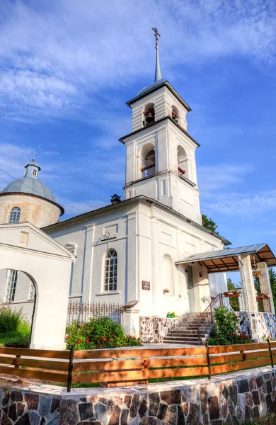 Iglesia de Tikhvin Icono de la Madre de Dios en la aldea Lubon — Foto de Stock