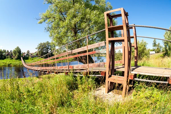 Hangbrug over de rivier de Msta, regio Novgorod, Rusland — Stockfoto