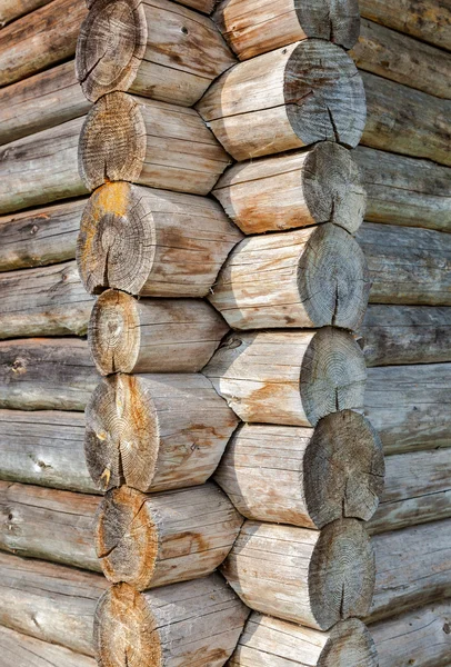 Roh starého dřevěného domu — Stock fotografie