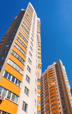 Yapım aşamasında bir mavi gökyüzü b karşı yüksek apartmanlar
