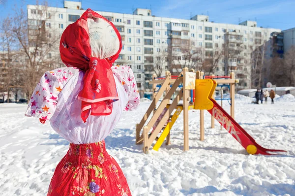 Shrovetide in Russia. Bambola grande per il bruciore . — Foto Stock