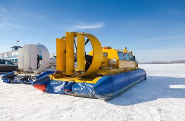 Samara, Rusya Volga dolgu üzerinde hovercraft ışınlama
