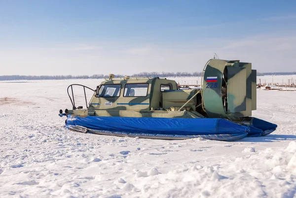Hovercraft no gelo do rio Volga congelado em Samara — Fotografia de Stock