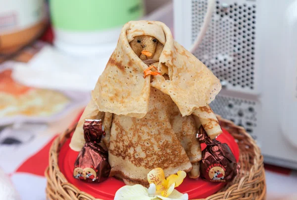 A efígie do shrovetide feita das panquecas fecha acima — Fotografia de Stock