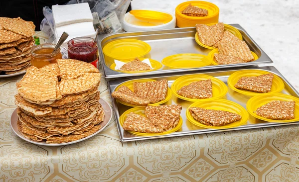 Panquecas fritas apetitosas prontas para venda durante a semana da panqueca — Fotografia de Stock