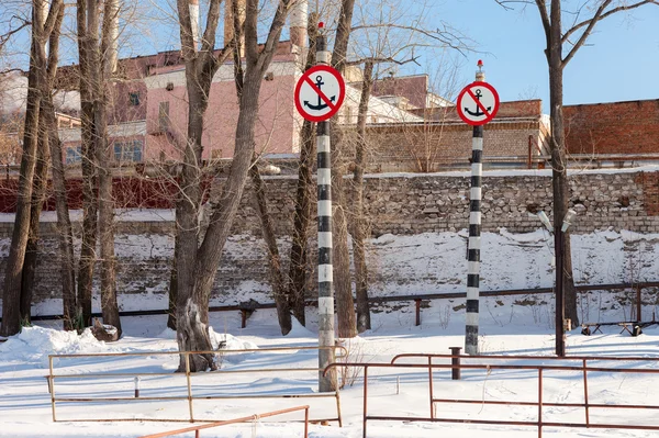 Zákaz podepisovat "Kotvy neupouštějte" na břehu řeky — Stock fotografie