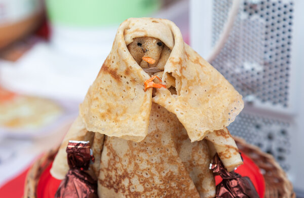 Масленичное чучело из блинчиков крупным планом
