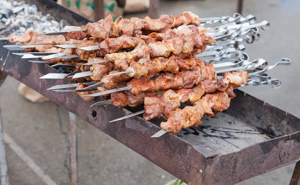 Antipasto di carne fresca shish kebab (shashlik) preparato su una griglia — Foto Stock