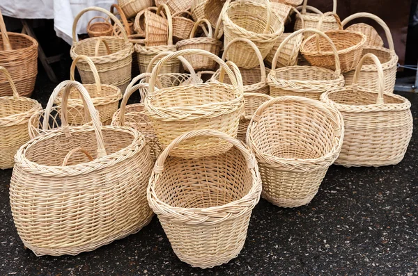 Cesti di vimini fatti a mano tradizionali — Foto Stock