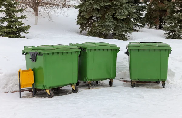 Recipientes de reciclaje verde en el parque de invierno —  Fotos de Stock