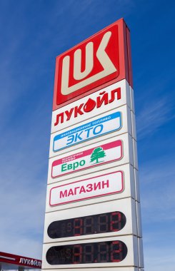 Lukoil benzin istasyonu işareti mavi gökyüzü üzerinde