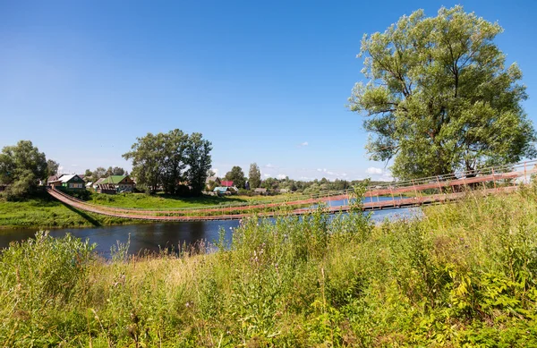 Hangbrug over de rivier de Msta, regio Novgorod, Rusland — Stockfoto