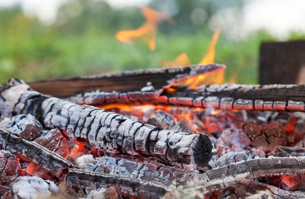 Nahaufnahme von heißem Brennholz am Lagerfeuer — Stockfoto