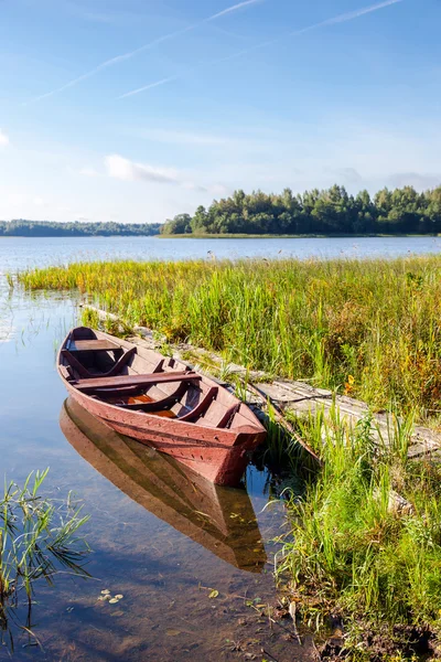 Pesca barco de madera en el lago en el día de verano —  Fotos de Stock