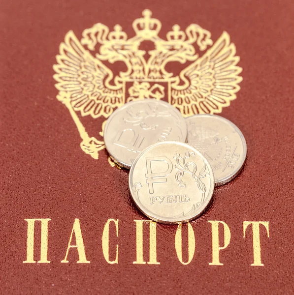Rusia rublos monedas en el fondo del pasaporte ruso —  Fotos de Stock