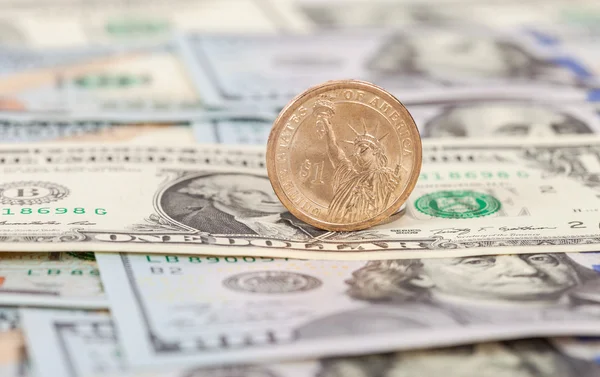 Amerikansk dollar mynt och sedlar på nära håll — Stockfoto