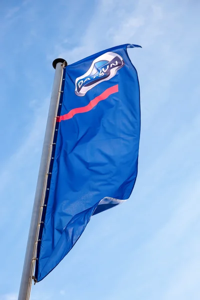 Flaga Datsun nad niebieski niebo — Zdjęcie stockowe