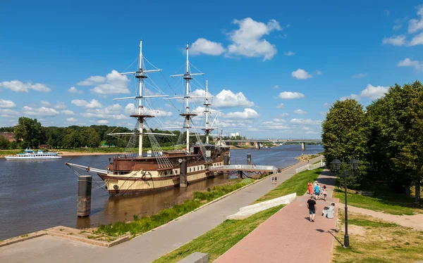 Antiguo velero en el río Volhov en Novgorod, Rusia — Foto de Stock