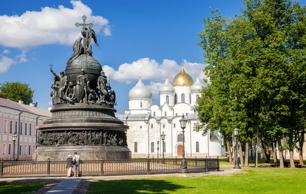 Monument för Millennium i Ryssland och St. Sophia-katedralen i th — Stockfoto
