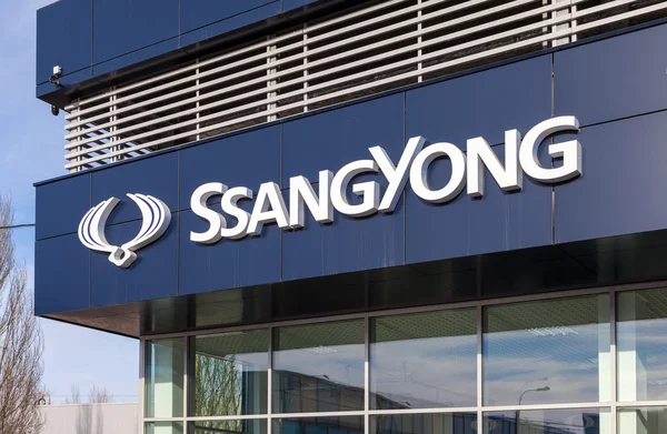 SsangYong auto dealer teken — Stockfoto