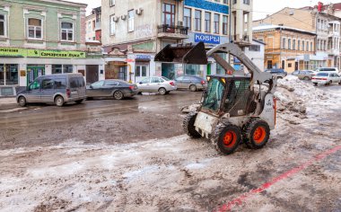 Kar ve buz sonra şehrin sokaklarında temizlik traktör