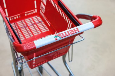Boş kırmızı alışveriş sepeti Auchan depolamak