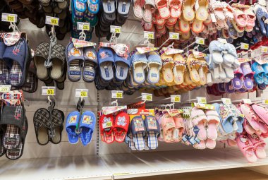 Farklı terlik yeni hipermarket vitrinde satışı hazır 