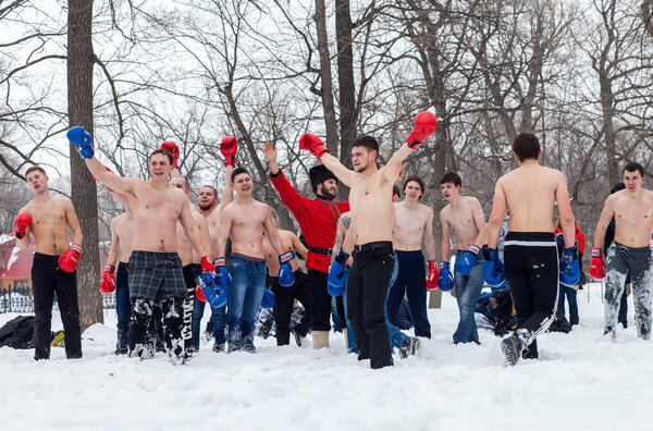 Бойцы кулачных боев на фестивале Масленицы в России

