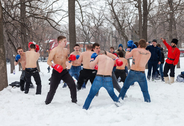 Бойцы кулачных боев на фестивале Масленицы в России
