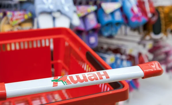 Αποθηκεύουν Auchan κενό κόκκινο καλάθι αγορών — Φωτογραφία Αρχείου