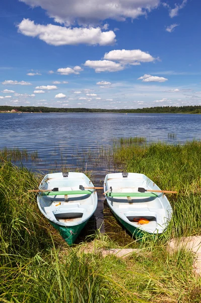 Twee vissersboten aan het meer in zonnige zomerdag — Stockfoto