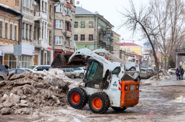 Kar ve buz sonra şehrin sokaklarında Temizleme kar pulluk